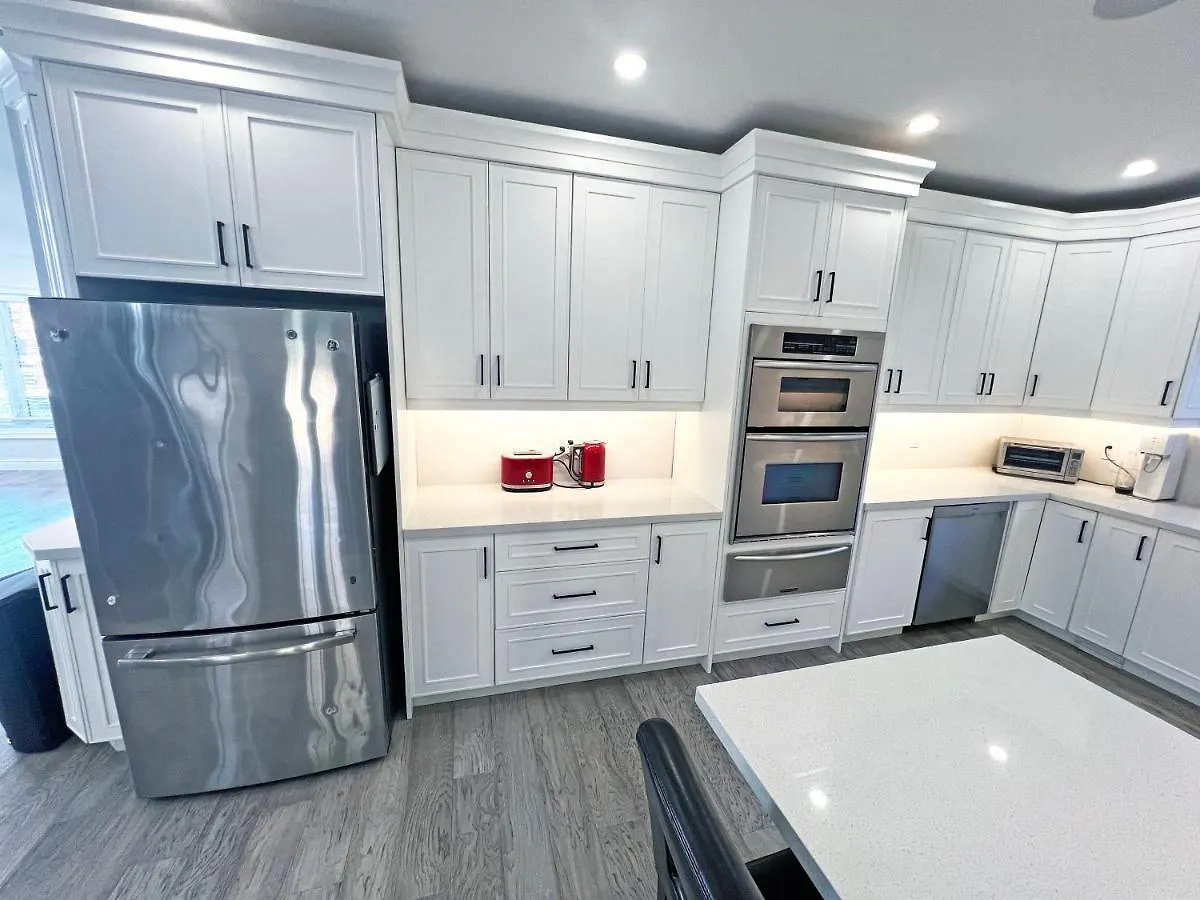 Apartment Luxe Home Near Limeridge - Sleeps 11 - Pool Hamilton