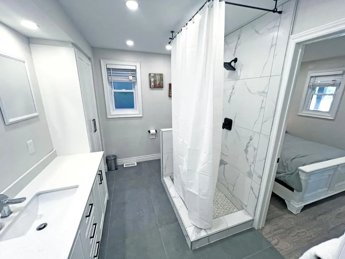 Luxe Home Near Limeridge - Sleeps 11 - Pool Hamilton 0*,  Canada