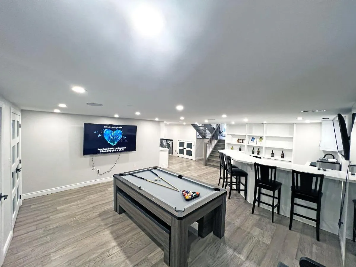Apartment Luxe Home Near Limeridge - Sleeps 11 - Pool Hamilton