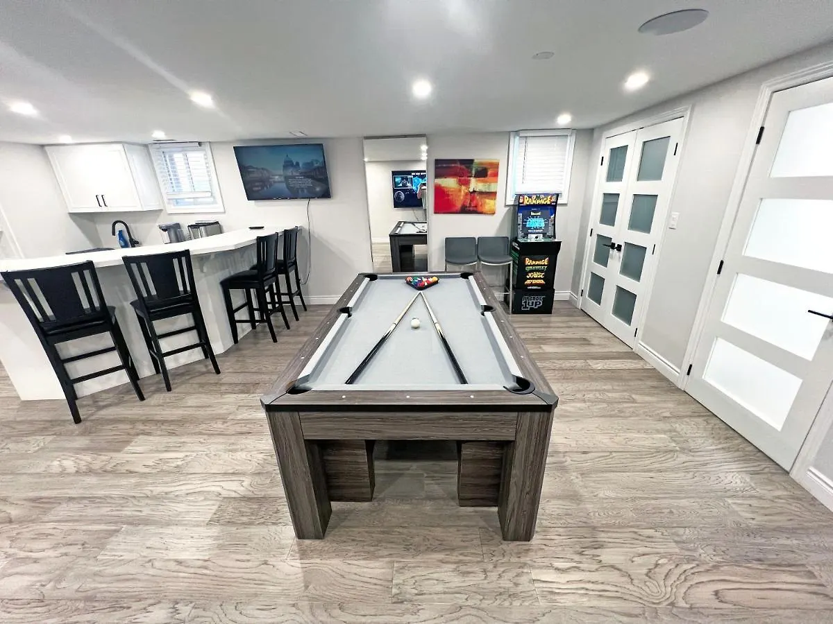 Luxe Home Near Limeridge - Sleeps 11 - Pool Hamilton 0*,  Canada