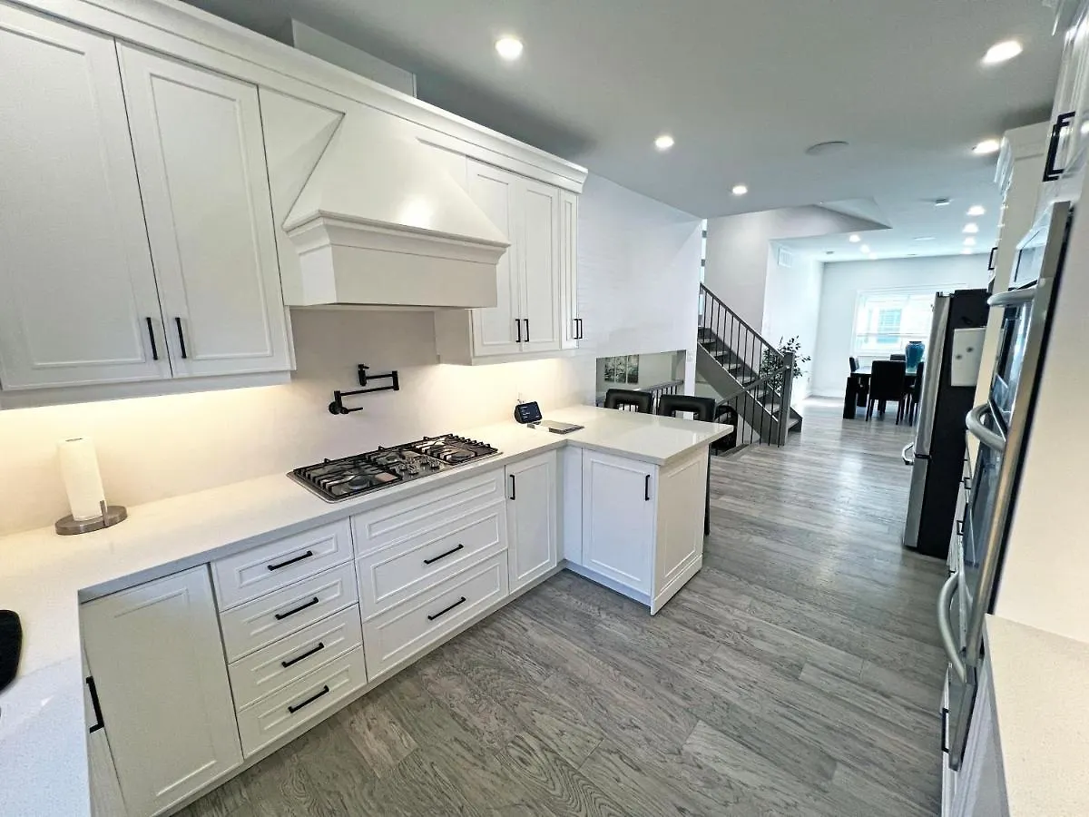 Luxe Home Near Limeridge - Sleeps 11 - Pool Hamilton 0*,  Canada