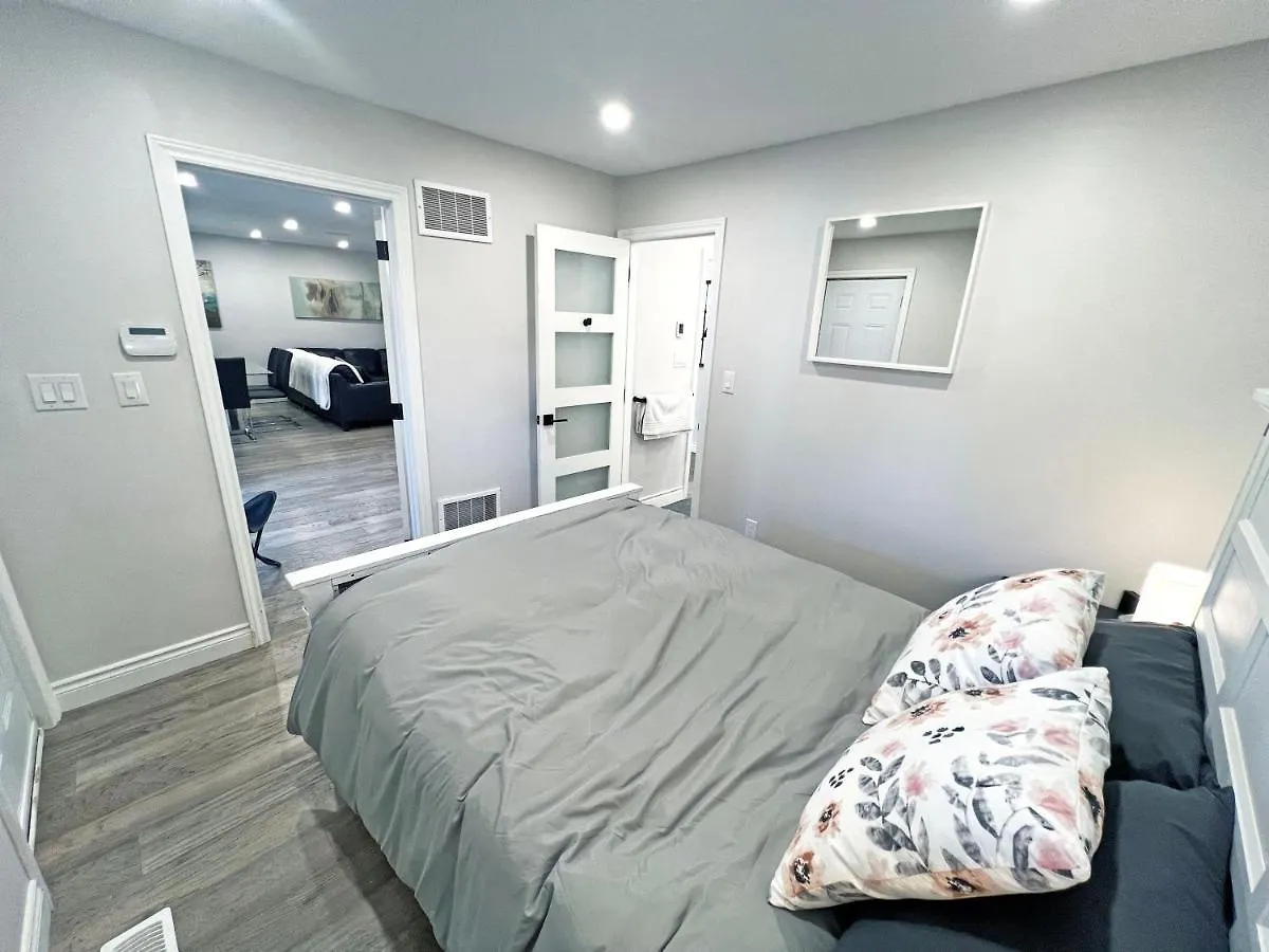 Luxe Home Near Limeridge - Sleeps 11 - Pool Hamilton Apartment