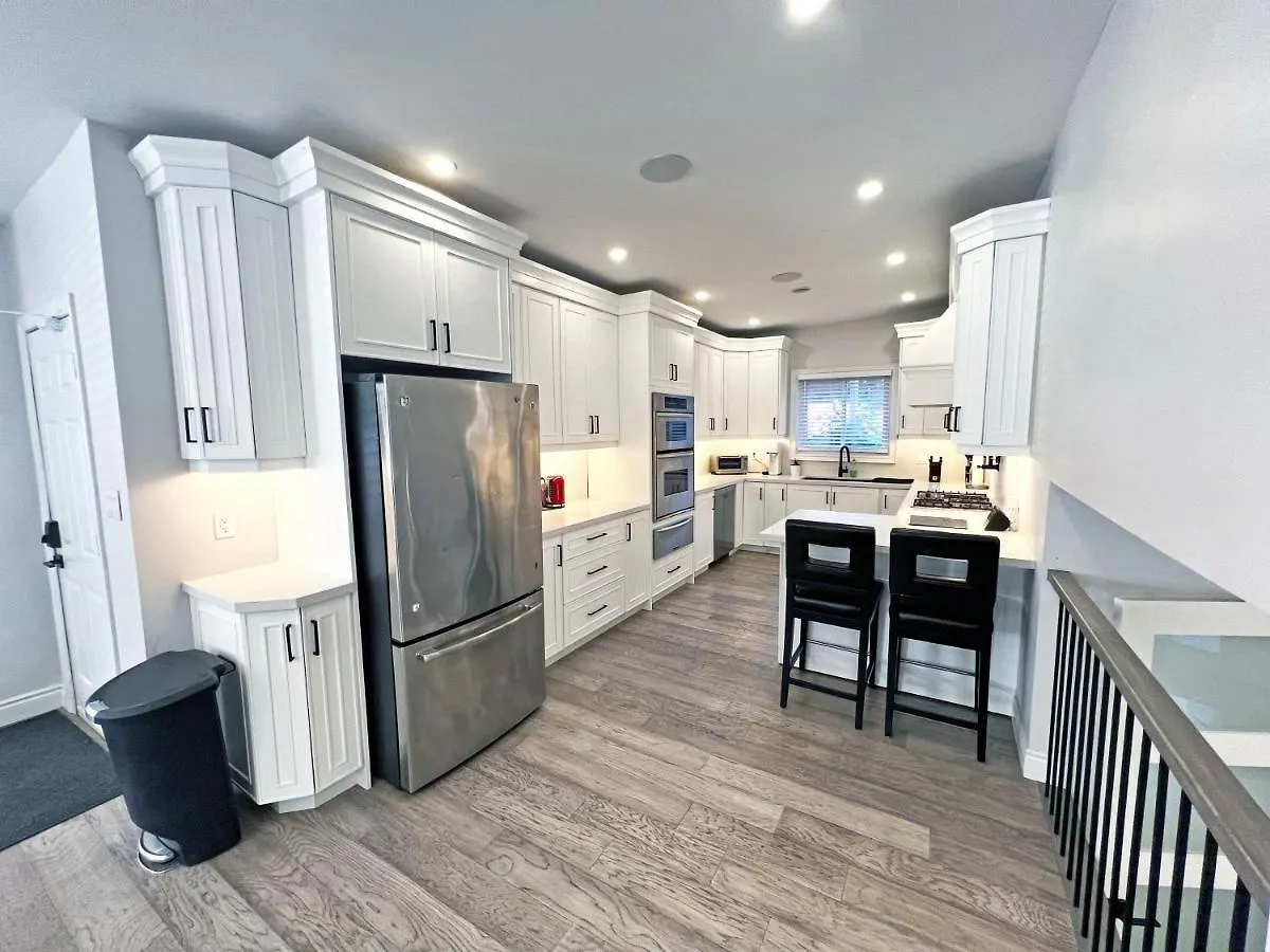Luxe Home Near Limeridge - Sleeps 11 - Pool Hamilton Apartment