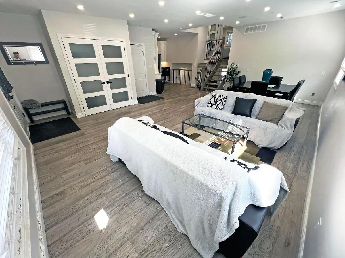 Luxe Home Near Limeridge - Sleeps 11 - Pool Hamilton Apartment