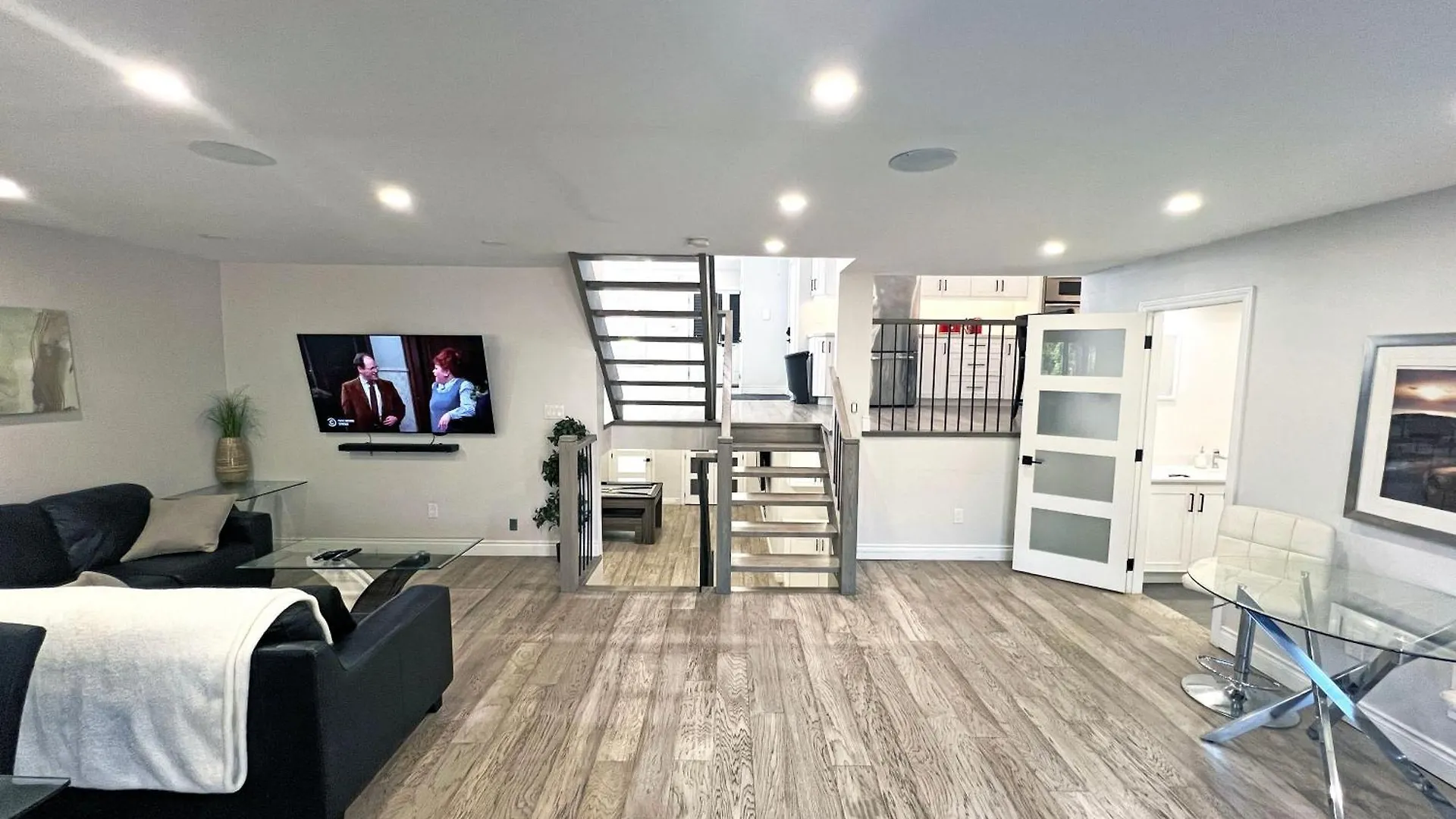 Luxe Home Near Limeridge - Sleeps 11 - Pool Hamilton Apartment