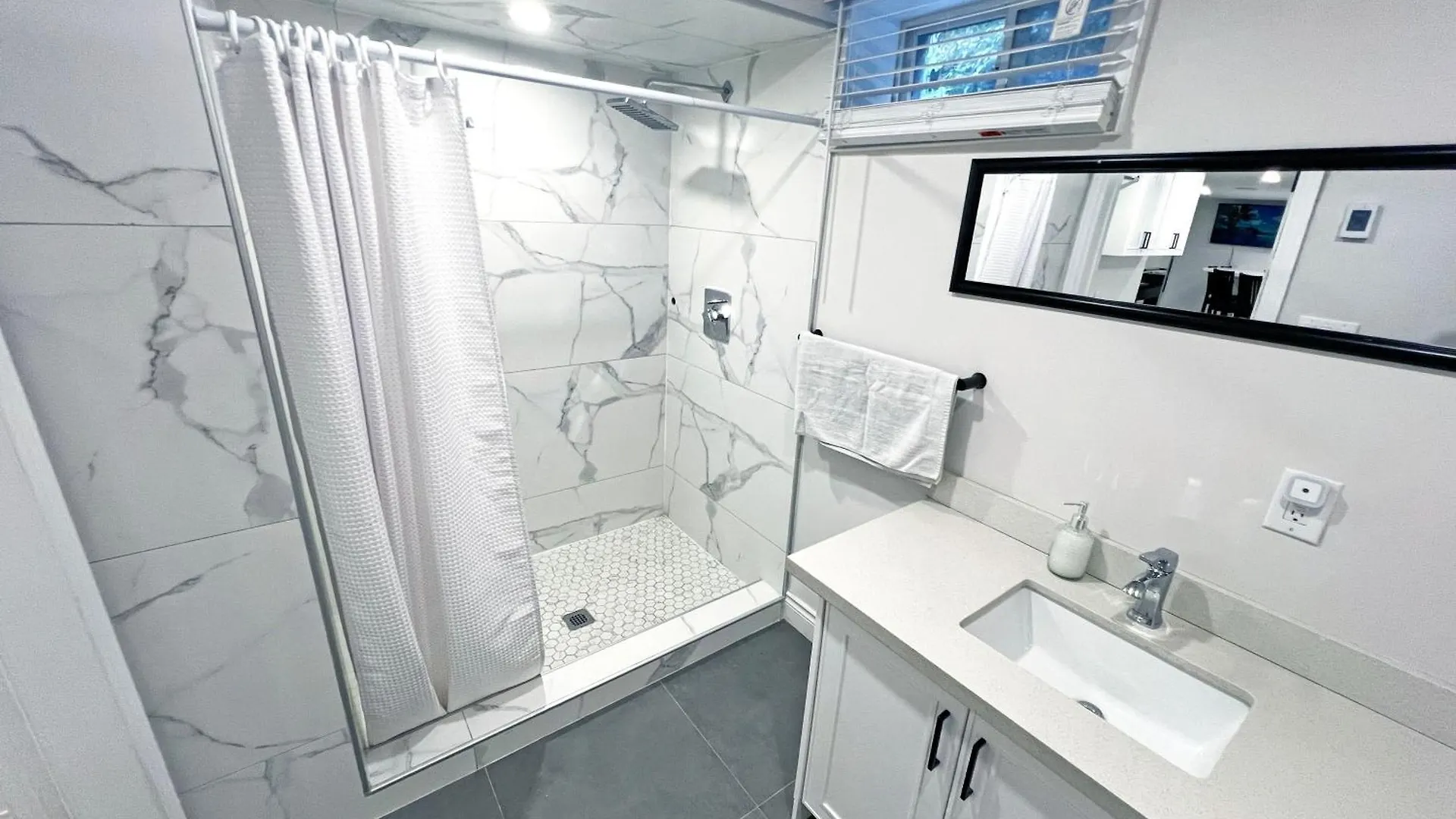 Luxe Home Near Limeridge - Sleeps 11 - Pool Hamilton Apartment