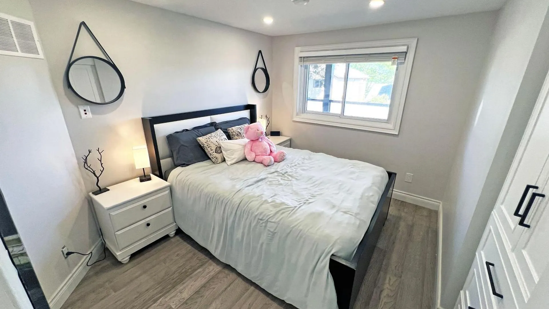 Apartment Luxe Home Near Limeridge - Sleeps 11 - Pool Hamilton