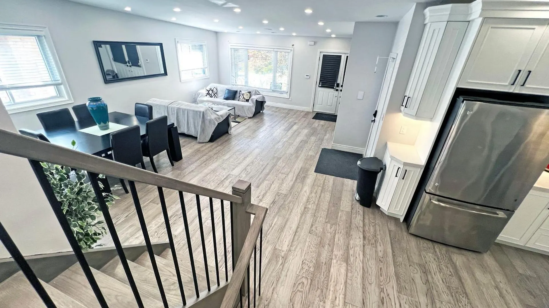Luxe Home Near Limeridge - Sleeps 11 - Pool Hamilton Canada