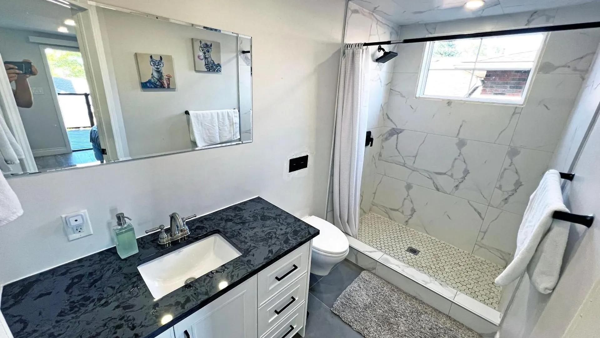Luxe Home Near Limeridge - Sleeps 11 - Pool Hamilton Canada
