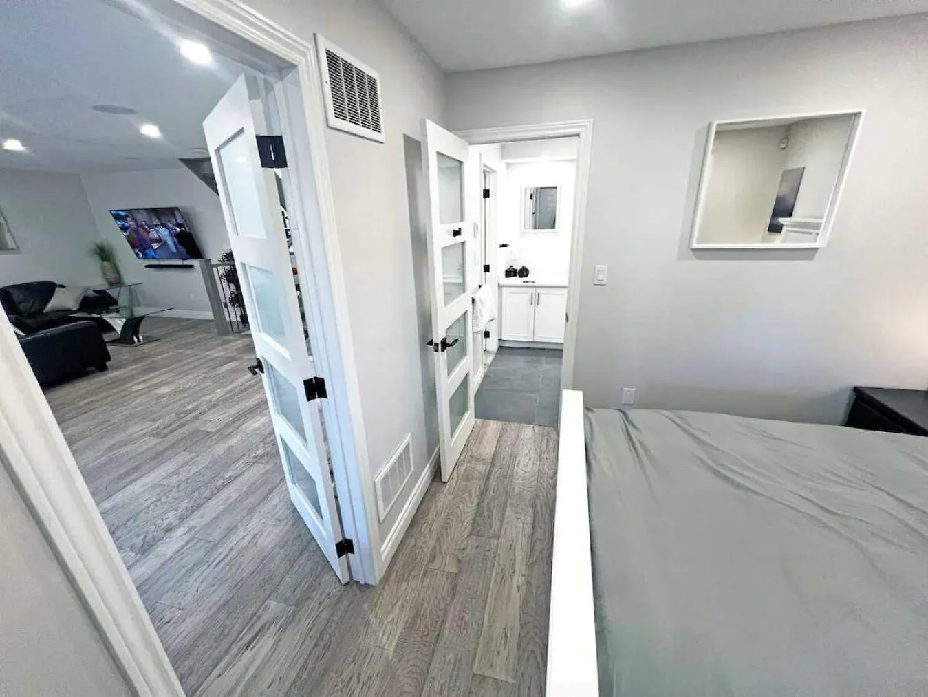 Luxe Home Near Limeridge - Sleeps 11 - Pool Hamilton Apartment